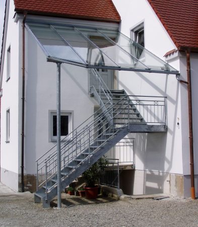 Stahltreppe mit Geländer und Gitterroststufen verzinkt