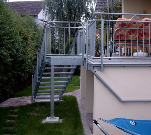Stahltreppe verzinkt mit Geländer