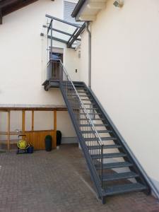 Stahltreppe verzinkt und lackiert, mit Überdachung im Podestbereich