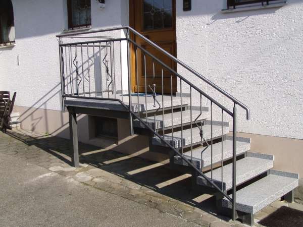 Stahltreppe verzinkt und lackiert, belegt mit Granitstufen, Geländer                        verzinkt und lackiert mit Edelstahlkugeln und Edelstahlhandlauf