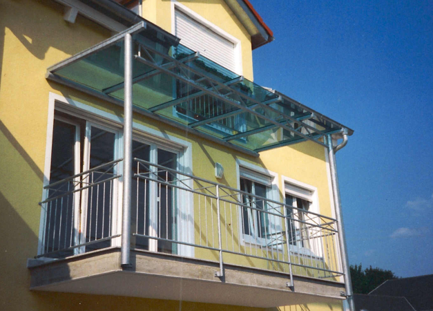 Balkonüberdachung mit Glasfüllung, Geländer verzinkt und lackiert