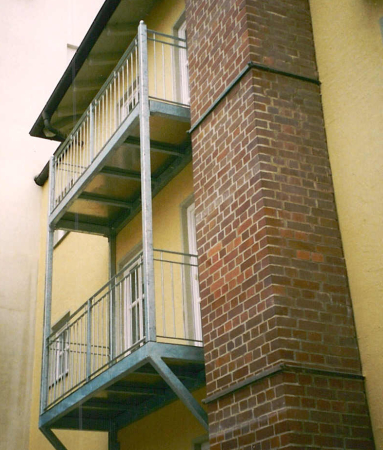 Balkonkonstruktion und Geländer verzinkt,Balkon mit Holz belegt