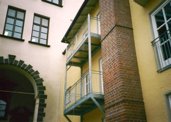 Balkonkonstruktion und Geländer verzinkt,Balkon mit Holz belegt