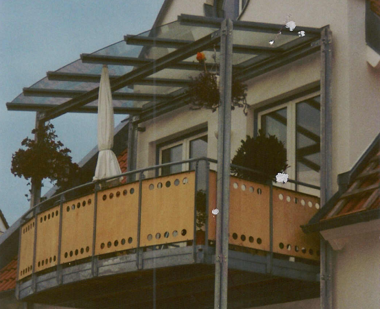 Balkonkonstruktion verzinkt mit Glasüberdachung