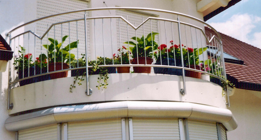 Runder Balkon, Geländer aus Edelstahl