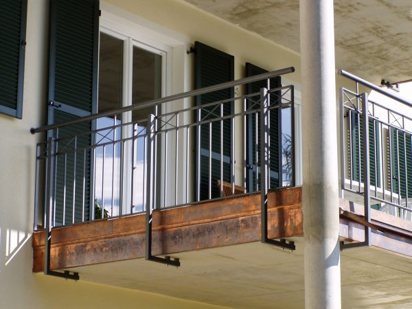 Balkongeländer verzinkt und lackiert, Befestigung an der Balkonunterseite