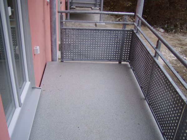 Stahlbalkon 3-geschoßig, Balkonbelag aus gebundener Holzzementfaserplatte                         genannt die leichte, Beschichtungsdekor Granit dunkel