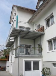 Balkonkonstruktion in verzinkter Ausführung mit Laufsteg und Geländer