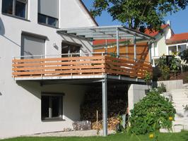 Balkonanbau in verzinkter Ausführung mit Geländer und teilweiser Überdachung mit Verglasung