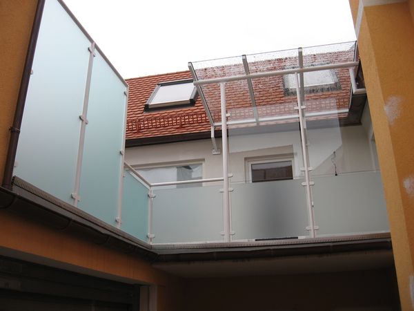 Balkongeländer verzinkt und lackiert mit Sichtschutzverglasung und mit Eingangsüberdachung