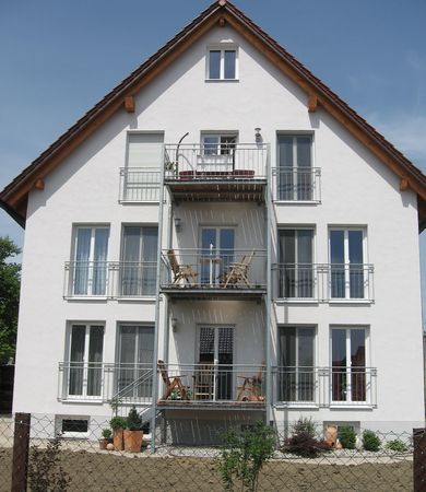 Balkonkonstruktion Stahl verzinkt, mit Geländer und Fenstergitter