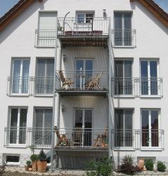 Balkonkonstruktion Stahl verzinkt, mit Geländer und Fenstergitter