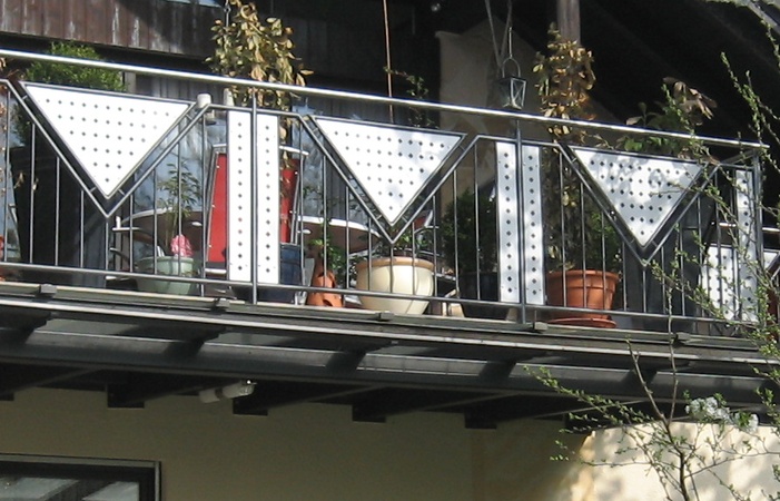 Teilweiser Balkonanbau mit Balkongeländer verzinkt und lackiert, Handlauf und Lochblech aus                               Edelstahl.