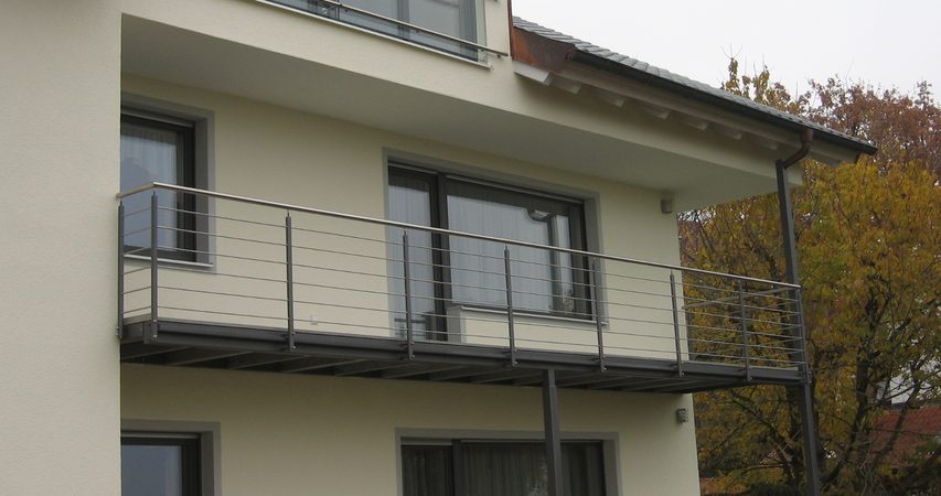 Balkonkonstruktion Stahl verzinkt und lackiert, Geländer verzinkt und lackiert mit Edelstahlhandlauf                   und waagrechten Füllstäben aus Edelstahl