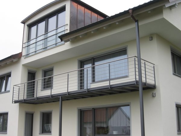 Balkonkonstruktion Stahl verzinkt und lackiert, Geländer verzinkt und lackiert mit Edelstahlhandlauf                   und waagrechten Füllstäben aus Edelstahl