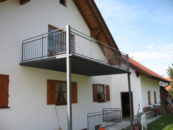 Balkonkonstruktion mit Geländer, verzinkt und lackiert, Geländer mit Edelstahlhandlauf