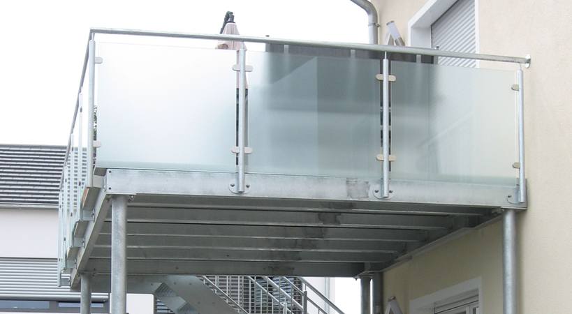 Balkonanlage mit Treppenabgang Stahl verzinkt, Geländer Stahl verzinkt Füllung Glas ESG                              10mm Satinato