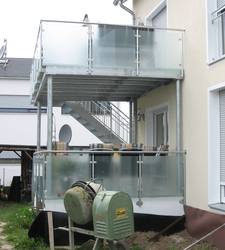 Balkonanlage mit Treppenabgang Stahl verzinkt, Geländer Stahl verzinkt Füllung Glas ESG                              10mm Satinato