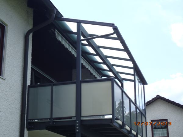 Balkonerweiterung: Stahlkonstruktion mit Glasdach, Geländer mit Glasfüllung und Windschutz aus Glas