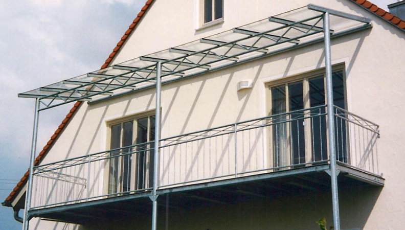 Balkonkonstruktion verzinkt, mit Glasüberdachung