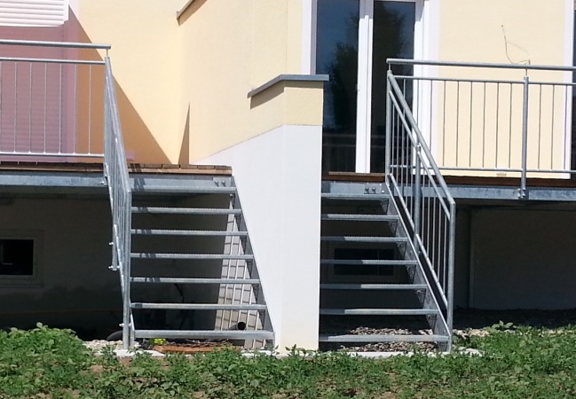 Balkon / Terrassenanbau mit Geländer und Treppenabgang Stahl verzinkt
