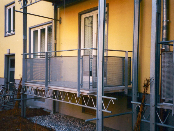 Balkonkonstruktion verzinkt, Geländer mit Lochblechfüllung