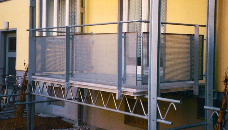 Balkonkonstruktion verzinkt, Geländer mit Lochblechfüllung