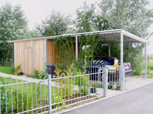Carport aus Stahl verzinkt mit Trapezblechdach, Gerätehaus mit Holz verkleidet
