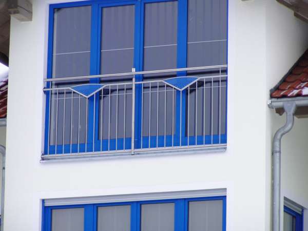 Fenstergitter aus Edelstahl mit blau lackiertem Lochblechmuster