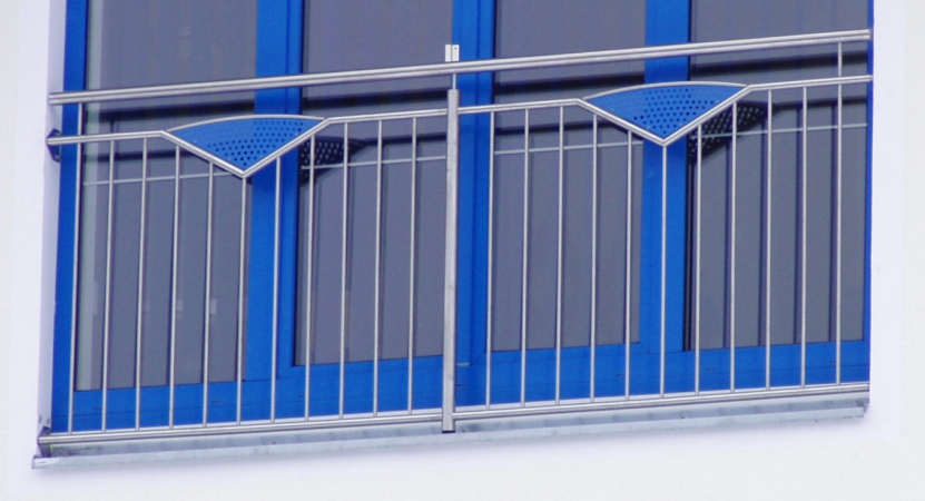 Fenstergitter aus Edelstahl mit blau lackiertem Lochblechmuster