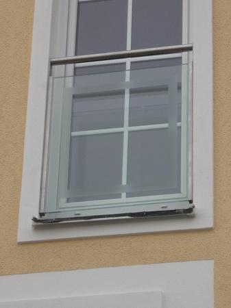 Fenstergitter aus Edelstahl, Füllung aus ESG 10mm Klarglas mit sandgestrahlter Umrandung