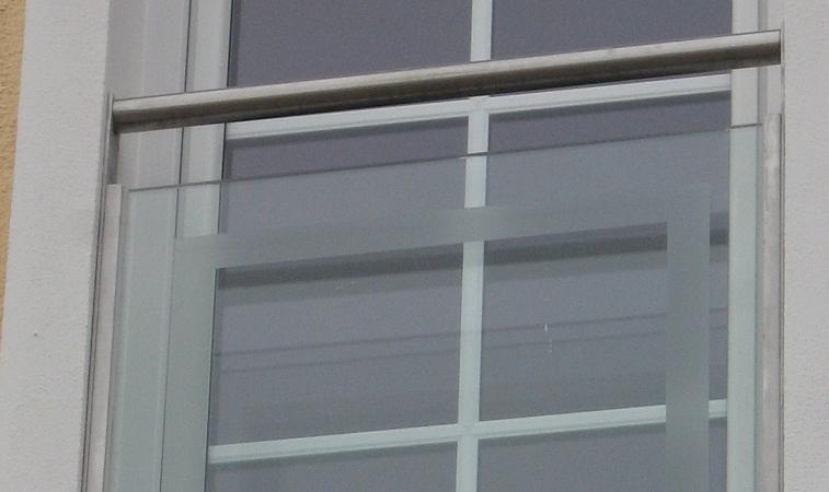 Fenstergitter aus Edelstahl, Füllung aus ESG 10mm Klarglas mit sandgestrahlter Umrandung