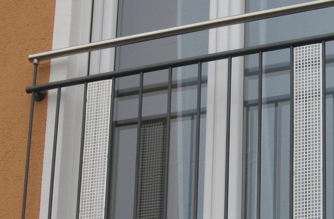 Fenstergitter verzinkt und lackiert, Antrazitgrau Db 703, Handlauf aus Edelstahl,                                           Lochbleche aus Edelstahl unsichtbar befestigt.