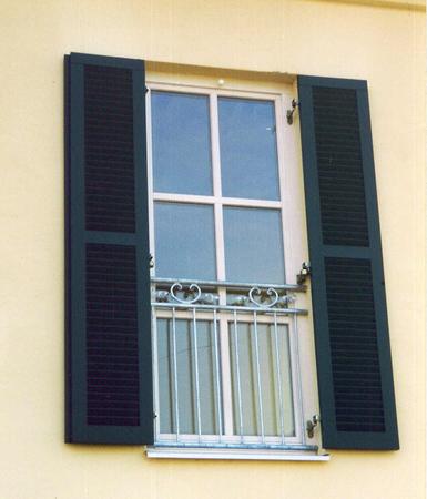 Fenstergitter verzinkt, zwischen Laibung montiert