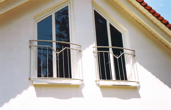 Edelstahl Fenstergitter mit leichtem Bogen