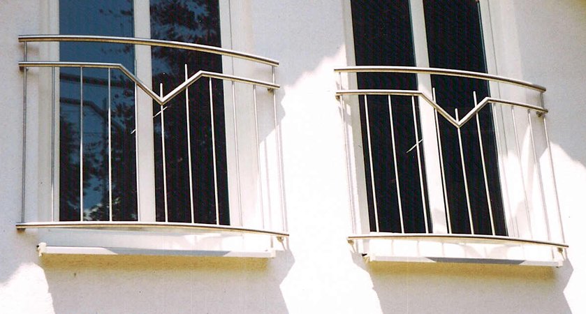 Edelstahl Fenstergitter mit leichtem Bogen
