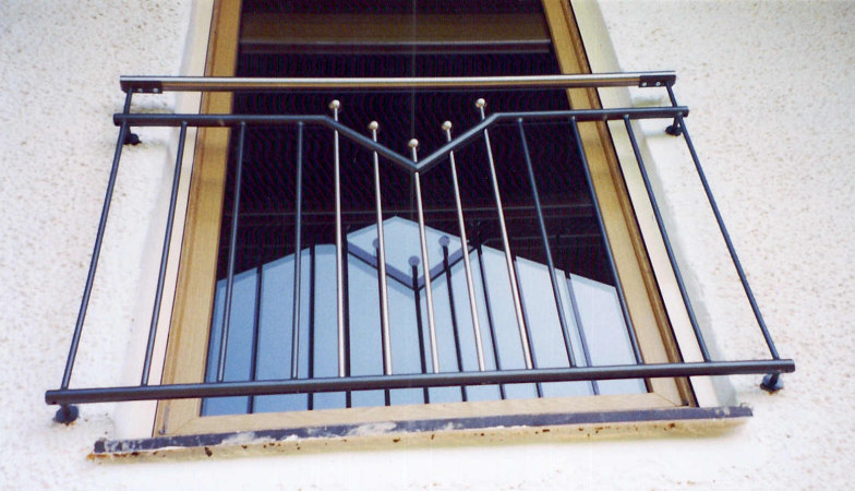 Fenstergitter verzinkt und lackiert, mit Edelstahlhandlauf und teilweise Edelstahlstäben