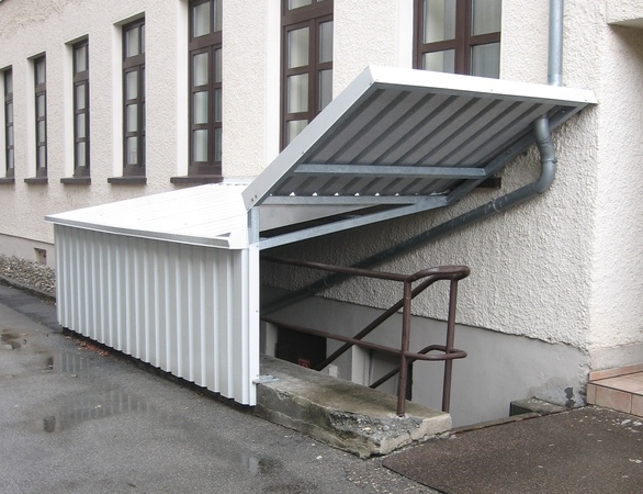 Kellerabgangseinhausung Unterkonstruktion Stahl verzinkt, Eindeckung Trapetzblech