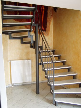 Stahlgeländer lackiert mit Edelstahlhandlauf, Treppe aus Rechteckrohr grundiert                   und lackiert, Treppe mit Granitsufen belegt