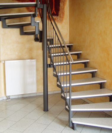 Stahlgeländer lackiert mit Edelstahlhandlauf, Treppe aus Rechteckrohr grundiert                   und lackiert, Treppe mit Granitsufen belegt