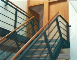 Stahltreppe lackiert, kombiniert mit Holzstufen und Holzhandlauf, sowie mit Glaseinsatz