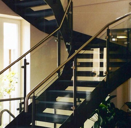 Stahltreppe, Stufen mit Teppich belegt, Geländer mit Glassegmente und                        Edelstahlhandlauf