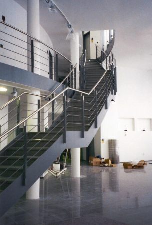 Stahltreppe, Stufen mit Teppich belegt, Geländer mit                                         Edelstahlhandlauf