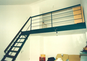 Galerie mit Stahltreppe, Geländer und Stahlblende lackiert