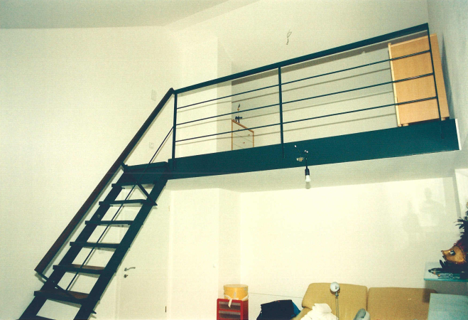 Galerie mit Stahltreppe, Geländer und Stahlblende lackiert