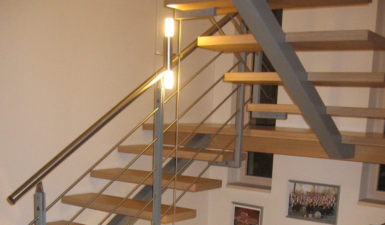Mittelholm Podesttreppe mit Holzstufen belegt. Stahlgeländer mit Edelstahlhandlauf Füllung aus                              Edelstahl.