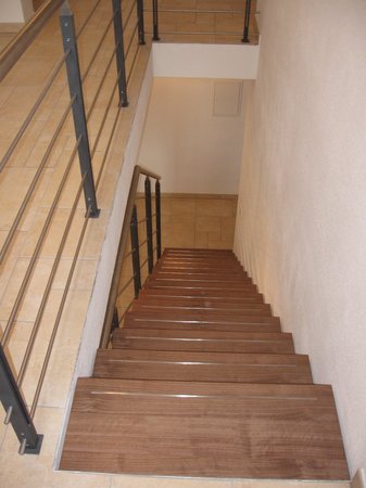 Mittelholmtreppe Stahl lackiert, Treppenstufen aus Amerikanisch Nuß, verdeckt befestigt mit                          Edelstahleinleger