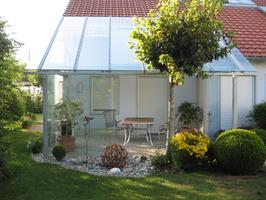 Terrassenüberdachung aus Stahl verzinkt, mit Glasschiebewänden und verschiebbarem Sonnenschutz