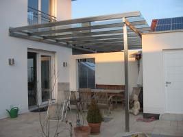 Überdachung einer Terrasse aus Edelstahl mit Klarglaseindeckung