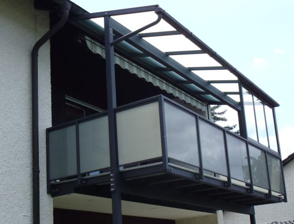 Balkonerweiterung: Stahlkonstruktion mit Glasdach, Geländer mit Glasfüllung und Windschutz aus Glas